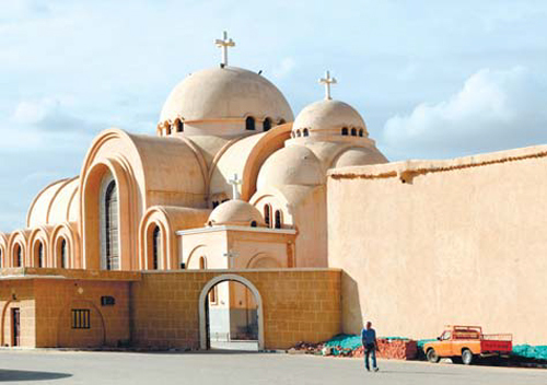 성 비쇼이 수도원. 와디 나트룬은 카이로에서 북서쪽으로 100㎞ 떨어진 서부 사막에 위치한 콥트 수도원으로 4세기에 지어졌다.