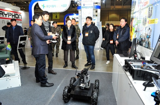 육군 관계자들이 로봇 전시회에서 참관자들에게 군용 로봇에 대해 설명하고 있다. 육군 제공