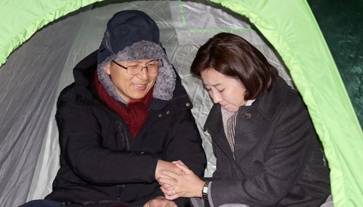 나경원(오른쪽) 한국당 원내대표가 23일 오전 서울 종로구 청와대 앞 분수대 광장에서 단식 농성 중인 황교안 대표를 찾아 손을 맞잡고 있다. 뉴시스