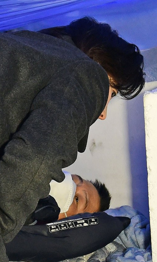 엿새째 단식 중인 자유한국당 황교안 대표가 25일 청와대 분수대 앞 단식천막에서 나경원 원내대표를 만나고 있다. 연합뉴스