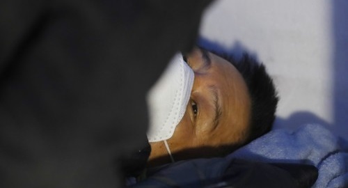 25일 청와대 앞에 설치한 천막 안에 누워있는 황교안 한국당 대표. 연합뉴스