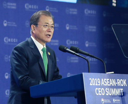 문재인 대통령이 25일 오전 부산 벡스코 2전시장에서 열린 2019 한-아세안 특별 정상회의 'CEO 서밋(Summit)'행사에서 기조연설을 하고 있다. 뉴스1