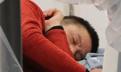 청와대 앞에서 닷새째 단식 중인 자유한국당 황교안 대표가 지난 24일 오전 청와대 사랑채 앞에 설치된 텐트 안에서 머무르고 있다. 연합뉴스