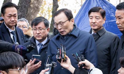 이해찬 더불어민주당 대표가 25일 서울 청와대 분수대 앞에서 단식 농성중인 황교안 자유한국당 대표를 면담한 후 취재진 질문에 답하고 있다. 뉴시스