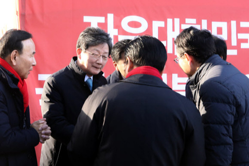 바른미래당 유승민 의원이 26일 오전 이레째 단식투쟁을 이어가고 있는 자유한국당 황교안 대표의 청와대 앞 농성장을 찾은 뒤 자유한국당 관계자들과 인사를 나누고 있다. 뉴스1