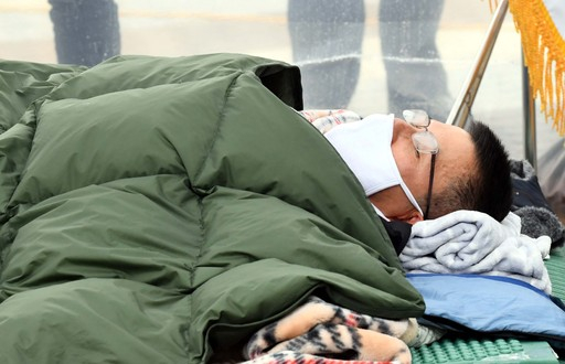 고위공직자범죄수사처(공수처) 설치법과 연동형비례대표제 선거법 철회 등을 요구하며 단식 농성 중인 자유한국당 황교안 대표가 지난 24일 청와대 분수대 앞에서 누워있는 모습. 서상배 선임기자