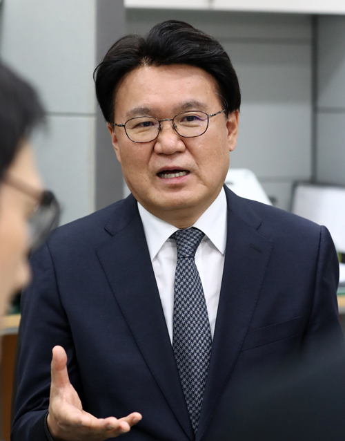 “절차대로 수사했다” 지난해 지방선거 직전 김기현 당시 울산시장의 측근 비리수사를 지휘한 황운하 대전지방경찰청장이 27일 청사에서 청와대 하명수사 논란에 대한 입장을 밝히고 있다. 대전=연합뉴스