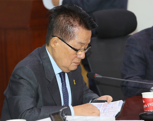 대안신당 박지원 의원이 21일 국회 의원회관에서 열린 대안신당 창당준비위원회 제2차 상임운영위원회에서 수첩을 보고 있다. 연합뉴스