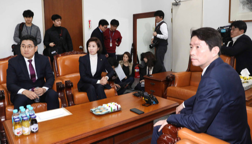 한자리 모였지만… 바른미래당 오신환, 자유한국당 나경원, 더불어민주당 이인영 원내대표(왼쪽부터)가 26일 오후 서울 여의도 국회 운영위원장실에서 열린 원내대표 회동에서 의견을 교환하고 있다. 허정호 선임기자