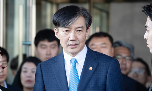 서울중앙지검 반부패수사2부(부장 고형곤)는 21일 조국 전 법무부 장관을 피의자 신분으로 불러 조사하고 있다. 지난 14일에 이어 두번째다. 조 전 장관은 이날 오전 9시30분 검찰청에 비공개 출두했다. 뉴스1