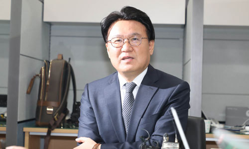 황운하 대전지방경찰청장이 27일 오후 대전지방경찰청 브리핑실에서 긴급 기자회견을 열고 지난해 지방선거 당시 김기현 울산시장의 측근을 청와대의 하명을 받아 수사했다는 논란에 관해 입장을 밝히고 있다. 뉴스1