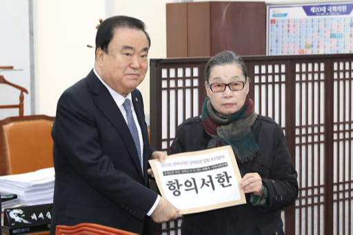 문희상 국회의장이 27일 오후 서울 여의도 국회에서 일제강점기 강제동원 피해자 단체 관계자들로부터 항의서한을 전달받고 있다. 뉴스1