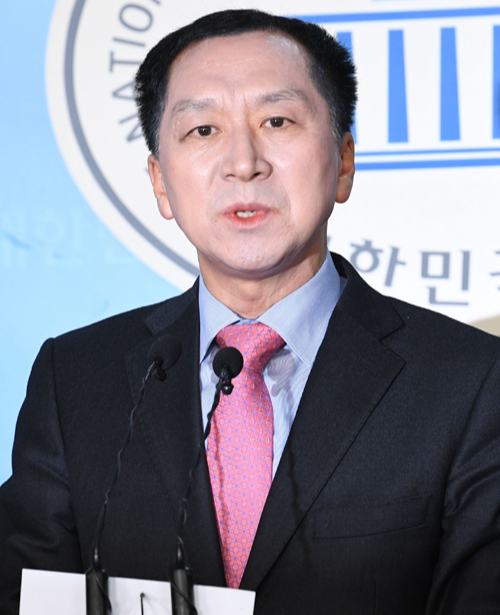 “공권력 동원 민심 강도질” 자유한국당 소속 김기현 전 울산시장이 27일 국회 정론관에서 기자회견을 갖고 지난해 6·13지방선거에 청와대 등 권력기관이 개입했다는 의혹을 제기하고 있다. 허정호 선임기자