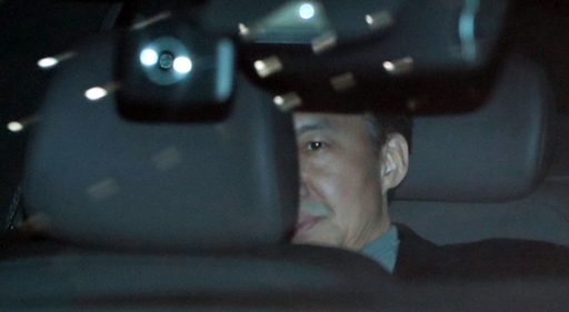 지난 21일 오후 서울 서초구 서울중앙지검에서 조사를 마친 조국 전 법무부 장관이 차를 타고 밖으로 나서고 있다. 이날 조 전 장관 조사는 비공개로 이뤄졌으나 검찰청사를 빠져나가는 모습이 언론에 포착됐다. 연합뉴스