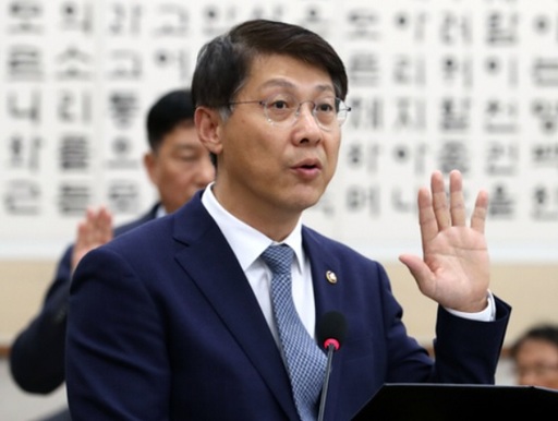 김형연 법제처장이 지난달 국회 국정감사에 앞서 선서를 하고 있다. 뉴시스