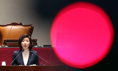 나경원 자유한국당 대표가 28일 서울 여의도 국회에서 열린 당 긴급의원총회에서 모두발언하고 있다. 뉴시스