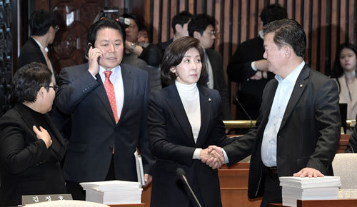 결의 다지는 野 자유한국당이 28일 여권의 각종 의혹을 진상 조사하고자 소집한 긴급의원총회에서 나경원 원내대표(오른쪽 두번째)가 민경욱 의원과 악수하고 있다. 하상윤 기자