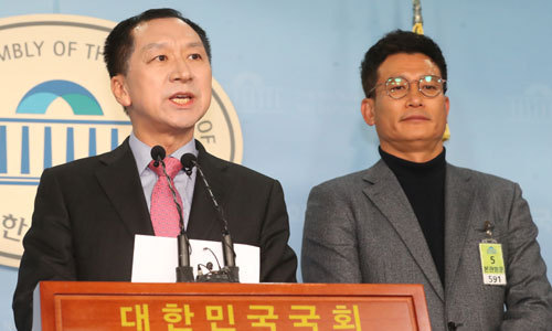 김기현 전 울산시장이 27일 오전 서울 여의도 국회 정론관에서 기자회견을 열고 자신이 경찰 수사를 받으면서 낙선했던 지난해 지방선거에 권력기관이 개입했다는 의혹을 제기하고 있다. 뉴스1
