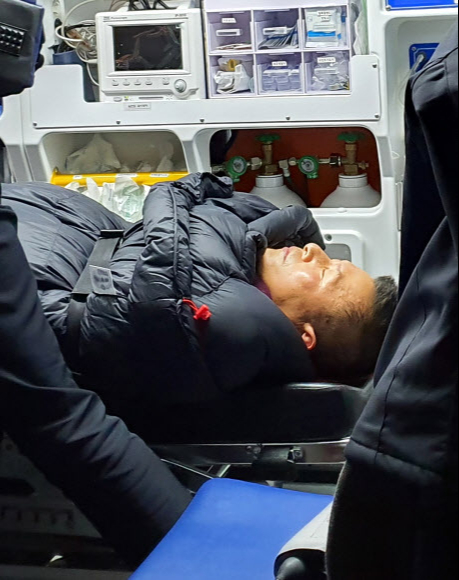 8일째 단식농성중이던 황교안 대표가 27일 오후 서울 청와대 분수대 앞 단식농성장에서 의식을 잃은 후 병원으로 이송되고 있다. 뉴시스