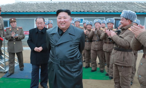 북한 김정은 국무위원장이 국방과학원에서 진행한 초대형 방사포 시험사격을 참관했다고 29일 조선중앙통신이 보도했다. 평양 조선중앙통신=연합뉴스