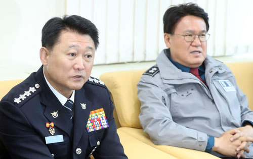 김기현 전 울산시장이 지방선거 공식 출마선언을 한 지난해 5월 9일 오전 당시 경찰총수였던 이철성 전 경찰청장(왼쪽)이 울산지방경찰청을 찾아 황운하 전 울산경찰청장과 함께 기자간담회에서 질문에 답변하고 있다. 세계일보 자료사진