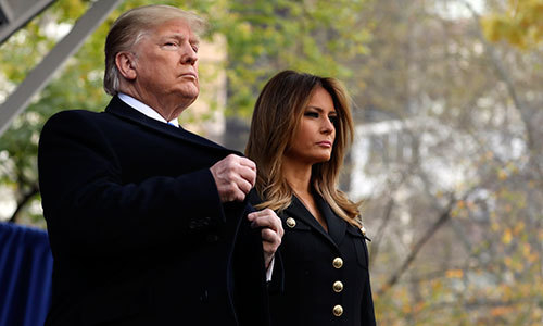 도널드 트럼프 미국 대통령과 부인 멜라니아 여사가 재향군인의 날을 맞아 미 참전용사위원회(UWVC)가 뉴욕 매디슨 스퀘어 파크에서 주최한 연례 퍼레이드에 참석하고 있다. (뉴욕 AP=연합뉴스)