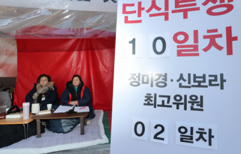 자유한국당 정미경(왼쪽)·신보라 최고위원이 29일 오전 청와대 앞 황교안 대표 단식농성장에서 동조 단식을 하고 있다. 연합뉴스