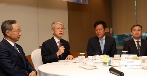 최기영 과학기술정보통신부 장관이 29일 오전 서울 영등포구 메리어트 여의도 파크센터에서 열린 ‘과기정통부 장관-통신사 CEO 간담회’에서 인사말을 하고 있다. (왼쪽부터) 황창규 KT 대표이사 회장, 최기영 장관, 박정호 SK텔레콤 대표이사 사장, 하현회 LG유플러스 대표이사 부회장. 연합뉴스