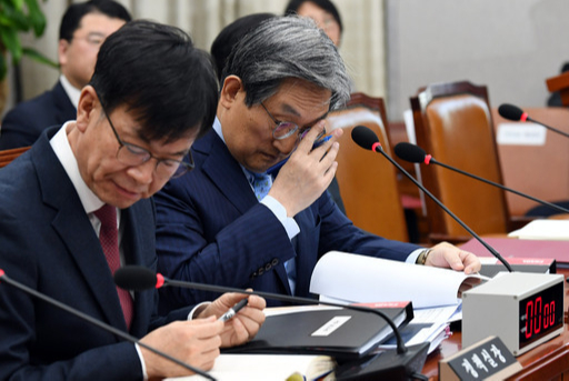 노영민 대통령 비서실장(오른쪽)이 29일 국회 운영위 전체회의에서 안경을 만지며 답변을 준비하고 있다. 왼쪽은 김상조 청와대 정책실장. 남정탁 기자