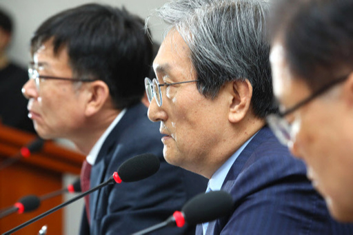 노영민 대통령 비서실장이 29일 국회 운영위원회 전체회의에서 답변하고 있다. 왼쪽부터 김상조 정책실장, 노 비서실장, 정의용 국가안보실장. 연합뉴스