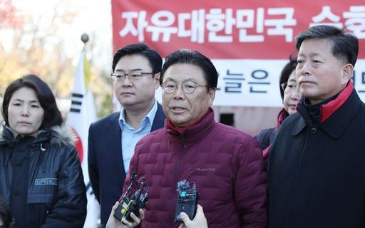 자유한국당 박맹우 사무총장이 30일 서울 청와대 분수대 앞에서 황교안 대표를 이어 단식을 하는 정미경, 신보라 최고위원을 찾아 단식을 중단할 것을 요구했지만 성사되지 못했다고 밝히고 있다. 뉴시스