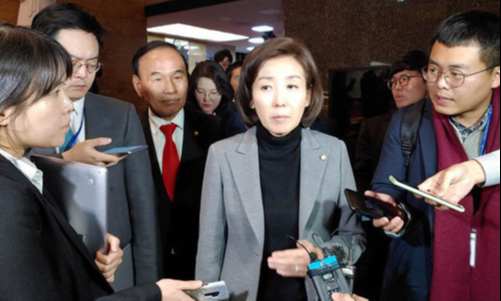 자유한국당 나경원 원내대표가 29일 오후 국회를 나서며 취재진과 인터뷰하고 있다. 뉴시스