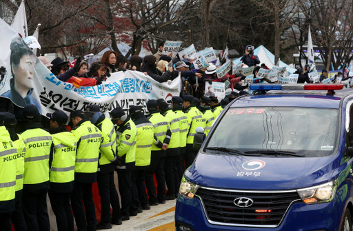 국정농단 사건 등으로 구속된 박근혜 전 대통령이 탄 호송차가 3일 경기도 의왕 서울구치소로 들어가고 있다. 연합뉴스