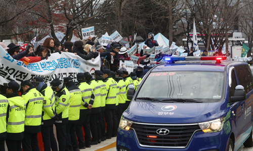 박근혜 전 대통령이 탄 호송차가 3일 경기도 의왕 서울구치소로 들어가고 있다. 연합뉴스