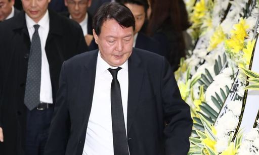 윤석열 검찰총장이 2일 오후 서울 서초구 서울성모병원 장례식장에 마련된 전 청와대 민정비서관실 특별감찰반 수사관의 빈소를 조문한 뒤 굳은 표정으로 나오고 있다. 연합뉴스