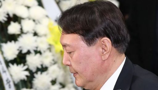 윤석열 검찰총장이 2일 오후 서울 서초구 서울성모병원 장례식장에 마련된 전 청와대 민정비서관실 특별감찰반 수사관의 빈소를 조문한 뒤 굳은 표정으로 나오고 있다. 연합뉴스