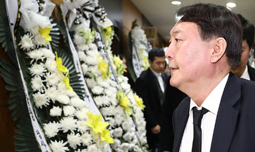 윤석열 검찰총장이 2일 오후 서울 서초구 서울성모장례식장에 마련된 전 청와대 민정비서관실 특별감찰반 출신 검찰수사관 A씨의 빈소를 찾아 조문을 마친 후 이동하고 있다. 뉴시스