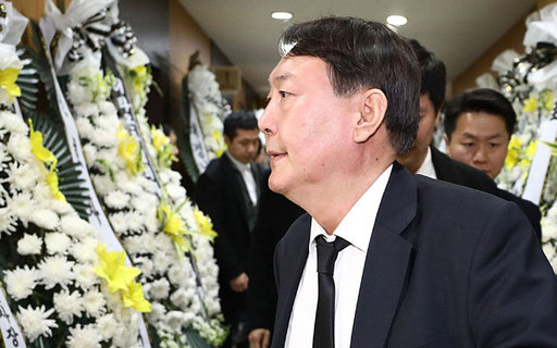 윤석열 검찰총장이 지난 2일 전 청와대 민정비서관실 특별감찰반 수사관의 빈소를 찾아 조문을 마친 후 이동하고 있다. 뉴시스