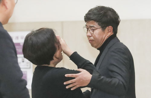 백원우 전 청와대 민정비서관(오른쪽)이 3일 서울 서초구 서울성모장례식장에 마련된 전 청와대 민정비서관실 특별감찰반 수사관의 빈소를 찾아 유가족을 위로하고 있다. 뉴스1