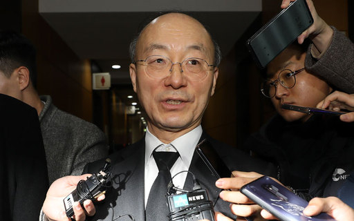 청와대 김조원 민정수석이 전 청와대 민정비서관실 특별감찰반 수사관의 빈소를 조문한 뒤 밖으로 나서며 취재진의 질문을 받고 있다. 연합뉴스