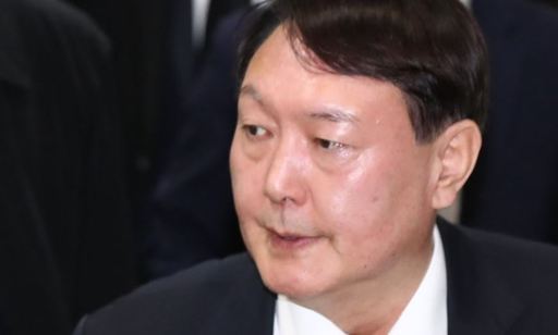 윤석열 검찰총장이 2일 오후 서울 서초구 서울성모병원 장례식장에 마련된 전 청와대 민정비서관실 특별감찰반 수사관의 빈소를 조문한 뒤 굳은 표정으로 나오고 있다. 연합뉴스