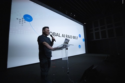 지난달 25일 파리 스테이션F에서 진행한 프리뷰 행사에서 석상옥 네이버랩스 대표가 글로벌 AI 연구 벨트를 소개하고 있다. 네이버