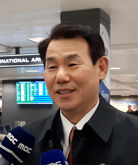 정은보 한미 방위비분담협상대사가 2일(현지시간) 3~4일 워싱턴에서 열리는 4차 한미방위비분담금 협상을 위해 덜레스 국제공항에 도착한 뒤 특파원들과 문답을 하고 있다. 연합뉴스