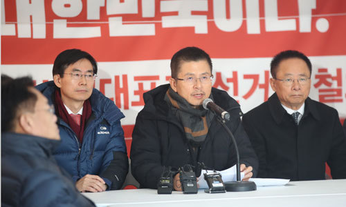 자유한국당 황교안 대표가 4일 오전 청와대 사랑채 앞 ''투쟁텐트''에서 열린 당 대표 및 최고위원·중진의원 연석회의에서 발언하고 있다. 연합뉴스