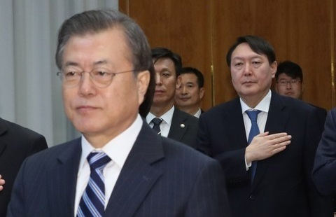 지난달 8일 오후 청와대에서 열린 반부패정책협의회에서 만난 문재인(왼쪽) 대통령과 윤석열 검찰총장. 연합뉴스