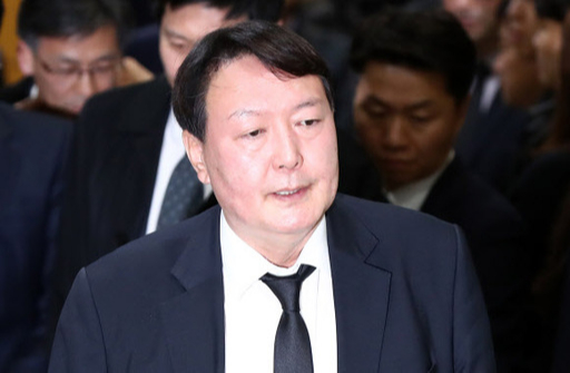 윤석열 검찰총장이 지난 2일 전 청와대 민정비서관실 특별감찰반 수사관의 빈소를 조문한 뒤 굳은 표정으로 나오고 있다. 연합뉴스