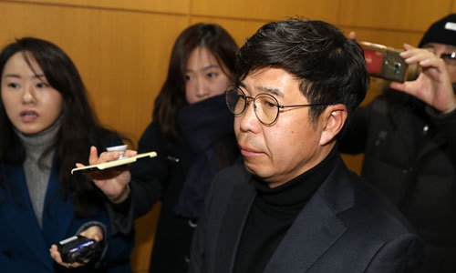 백원우 전 청와대 민정비서관이 3일 오전 서울 서초구 서울성모병원 장례식장에 마련된 전 청와대 민정비서관실 특별감찰반 수사관의 빈소를 조문한 뒤 굳은 표정으로 나오고 있다. 연합뉴스