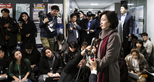 법무부 장관 후보자로 내정된 더불어민주당 추미애 의원이 5일 오후 국회 의원회관 의원실 앞에서 소감을 밝히고 있다. 하상윤 기자