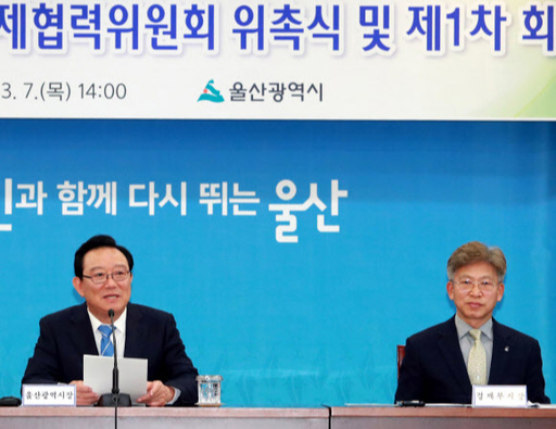 김기현 전 울산시장과 관련된 비위 첩보를 청와대 민정비서관실에 최초로 제보한 인물이 송철호 울산시장의 측근인 송병기 현 울산시 경제부시장인 것으로 확인됐다. 사진은 지난 3월 7일 울산시청 상황실에서 열린 울산광역시 북방경제협력위원회 위원 위촉식에 참석한 송철호 시장과 송병기 부시장. 뉴스1