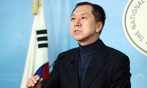 김기현 전 울산시장이 2일 서울 여의도 국회 정관에서 작년 6월 실시된 울산시장 선거 무효소송 제기와 송철호 울산시장 사퇴 촉구 기자회견을 하고 있다. 뉴스1